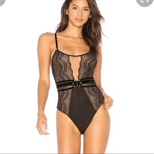 Evie bodysuit lace & velvet